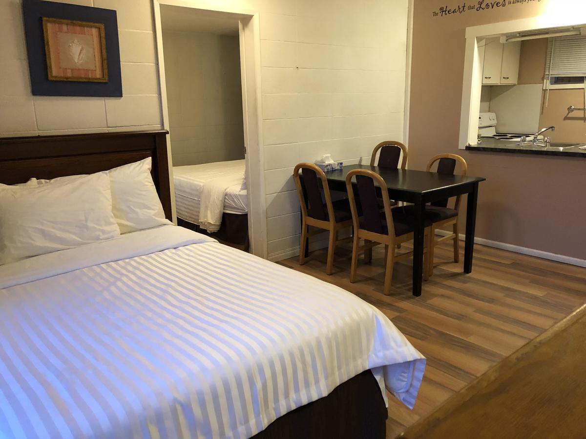 Holiday House Motel Ледісміт Екстер'єр фото
